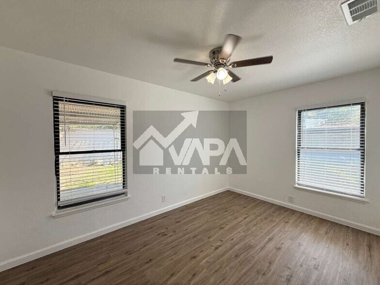 Building Photo - 943 Weizmann St