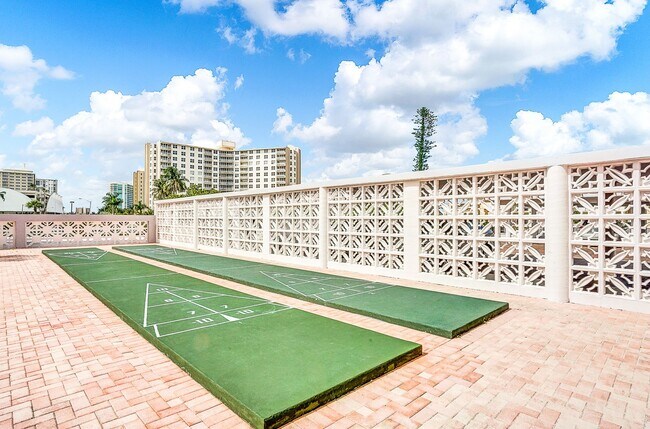 Building Photo - Beautiful 2 bedroom 1.5 bath Condo