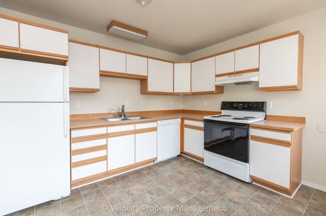 Building Photo - Bright and spacious 2 bedroom home!