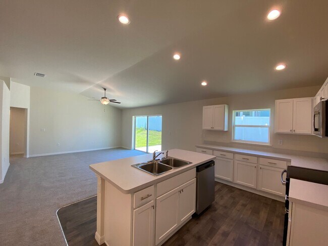 Building Photo - Desirable Citrus Springs Neighborhood 4/2/2 *WON'T LAST*