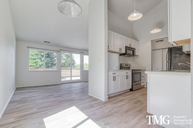 Building Photo - Amazing Open concept Condo in a secluded c...