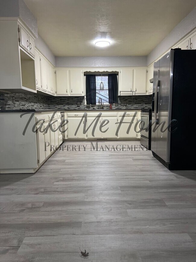 Building Photo - 3 Bedroom Basement Home in Kickapoo District!