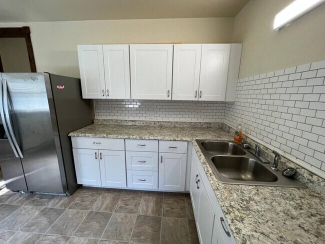 Building Photo - 79 New St Unit B