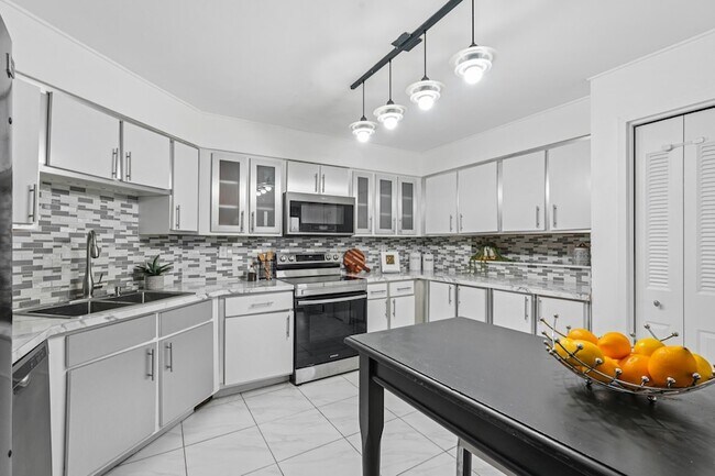 Building Photo - 530 Harmon Cove Tower