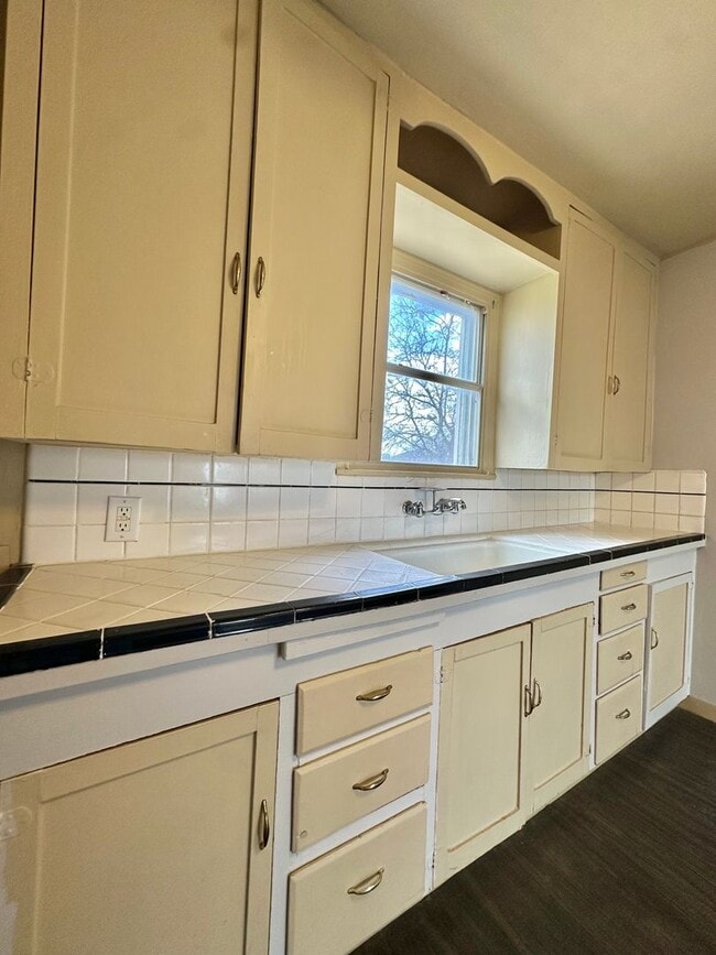 Building Photo - COMING FEBRUARY 2026 - Centrally Located 2-Bedroom Home!