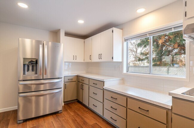 Building Photo - Huge Kitchen, 1000 sq ft Shop/Garage, Remodeled 3 bedroom