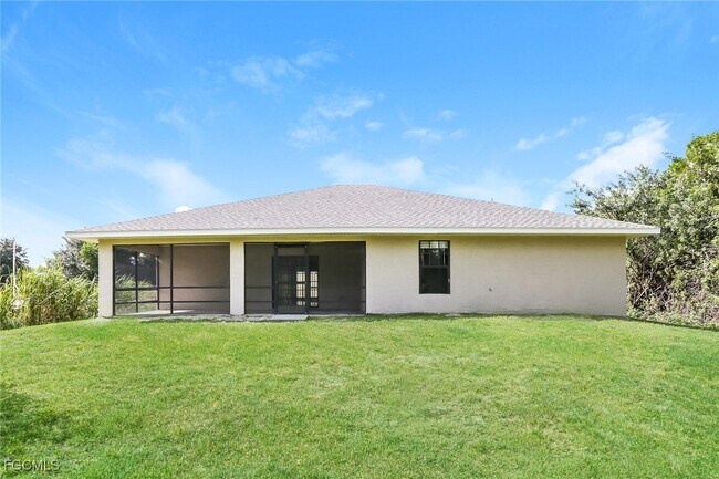 Building Photo - 717 Little Rock St E