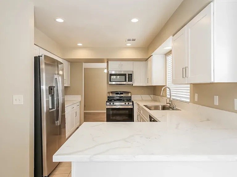 Building Photo - 7312 Queen Palm Dr