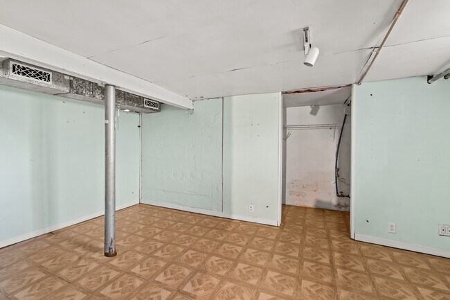 Building Photo - 1005 Woodsdale Ave