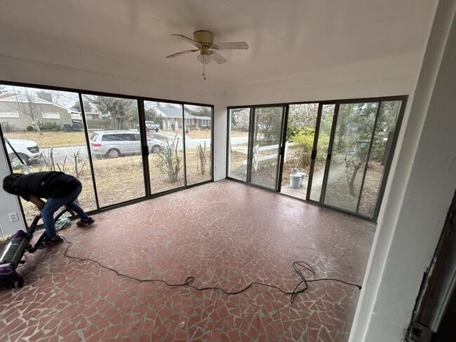 Building Photo - 2112 Villa Dr