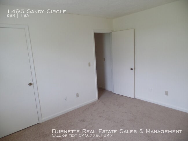 Building Photo - 1495 Sandy Cir