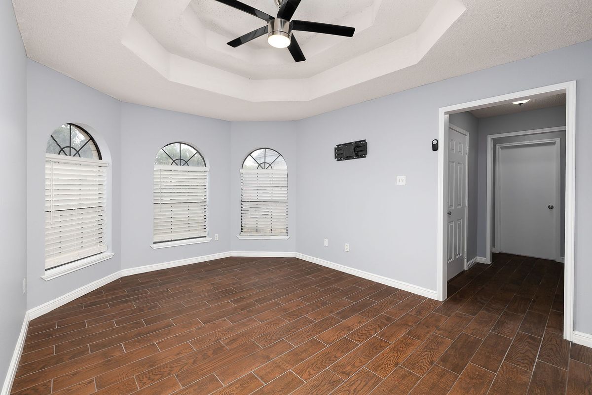 Building Photo - 1005 N Sabinas St