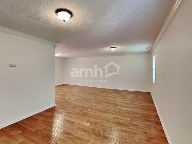 Building Photo - 502 Silver Maple Ln
