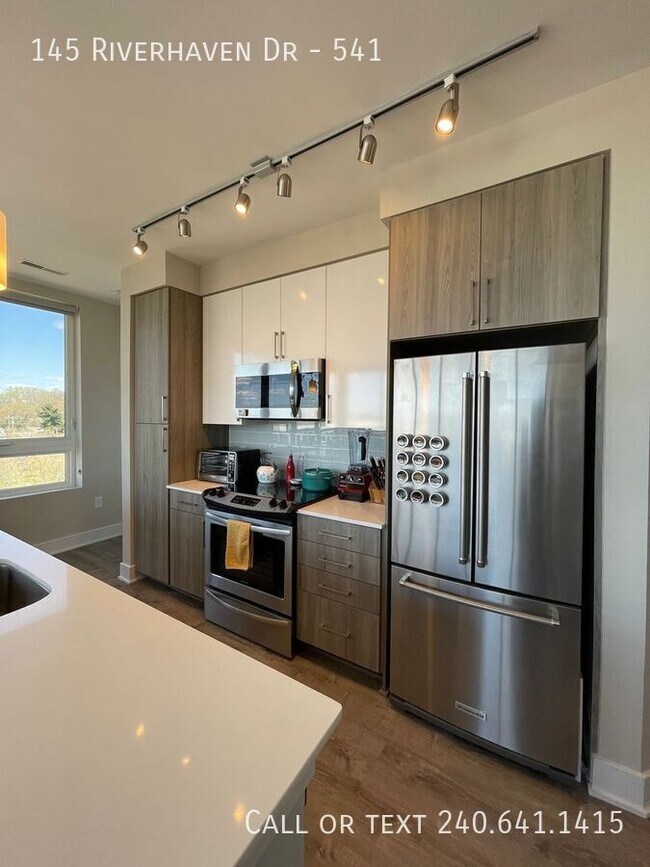 Building Photo - 145 Riverhaven Dr