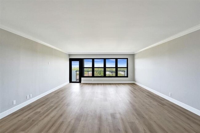 Building Photo - 3200 Port Royale Dr N