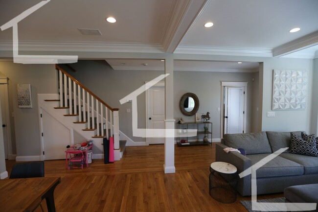 Building Photo - 7/1 Massive, renovated 5BR/3.5BA near Wash...
