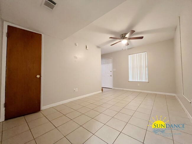 Building Photo - Quaint 2 Bedroom Townhouse in Fort Walton Beach!