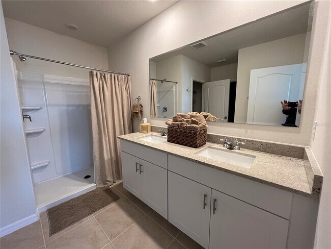 Building Photo - 2219 Lake Preserve Cir