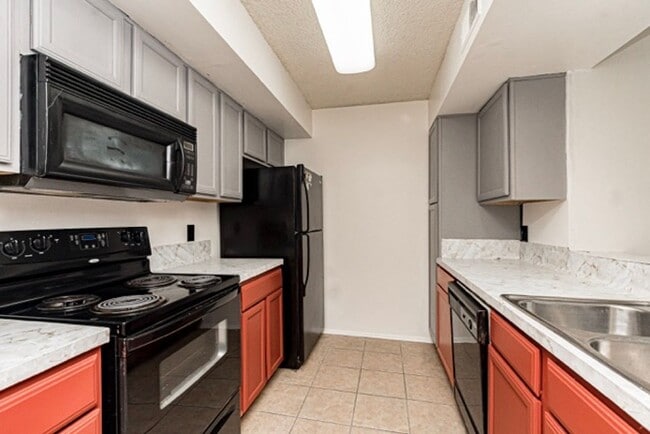 Building Photo - 2 Bedroom Condo with Pool and the Convinience of a Jefferson Hwy Address!