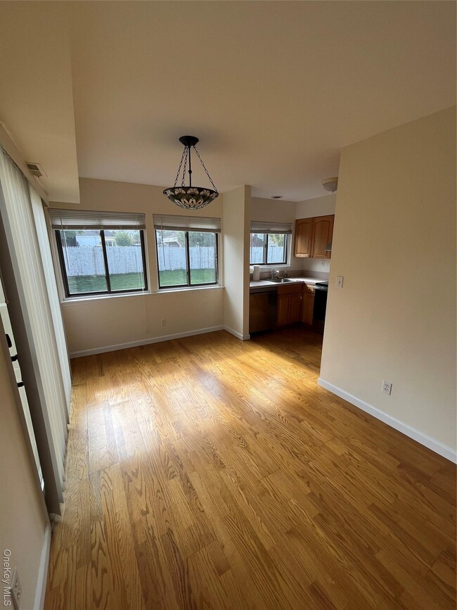 Building Photo - 61 Fox Run