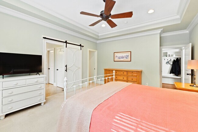 Building Photo - Elegant 5 bedroom home in Bedford!