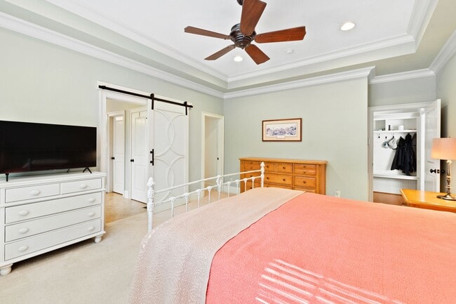 Building Photo - Elegant 5-Bedroom Home on Cul-de-Sac in So...