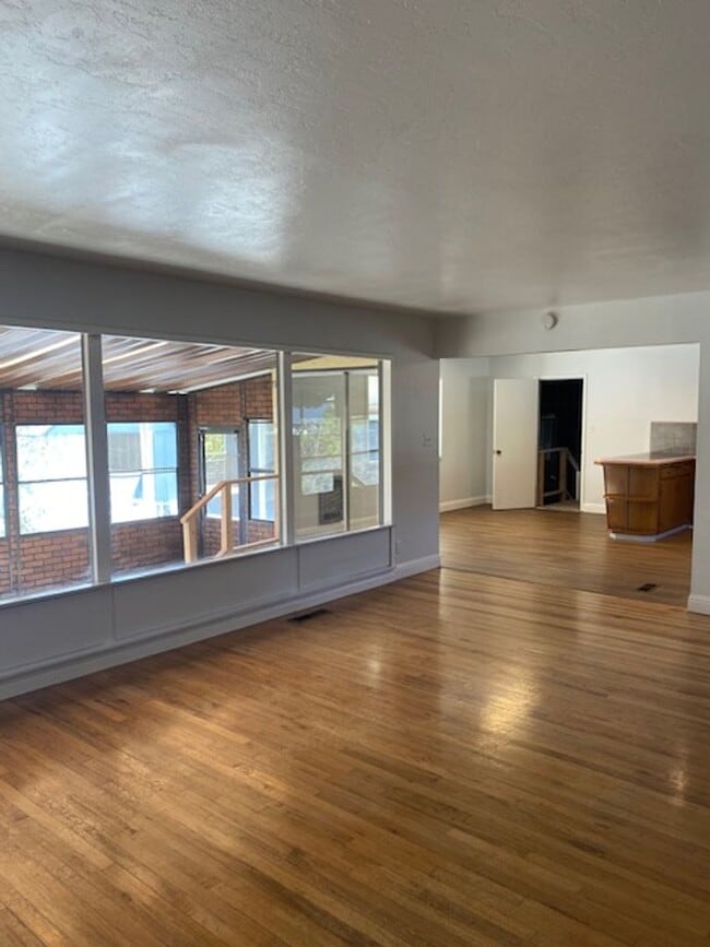 Building Photo - Spacious Home in West Redding!  Close to M...