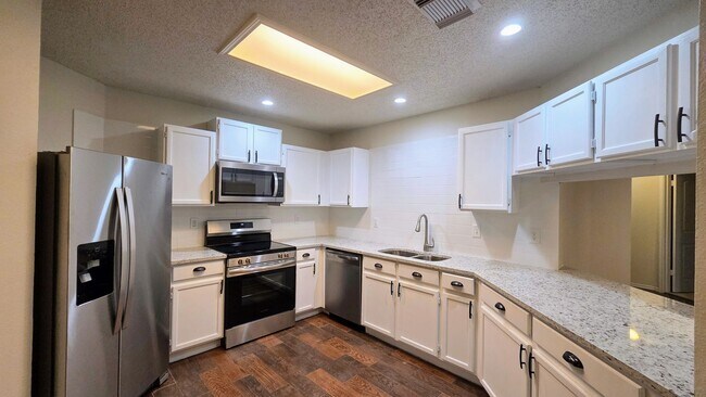 Building Photo - Woodlake Park Spacious move in Ready home over 2100 square feet.