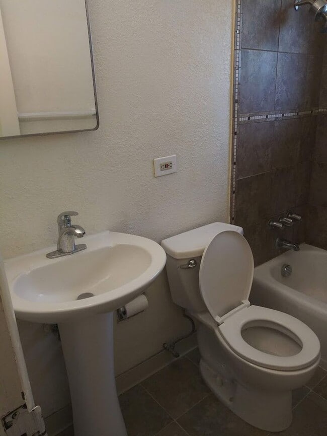 Building Photo - Lakewood Co. Ready for Move-In!