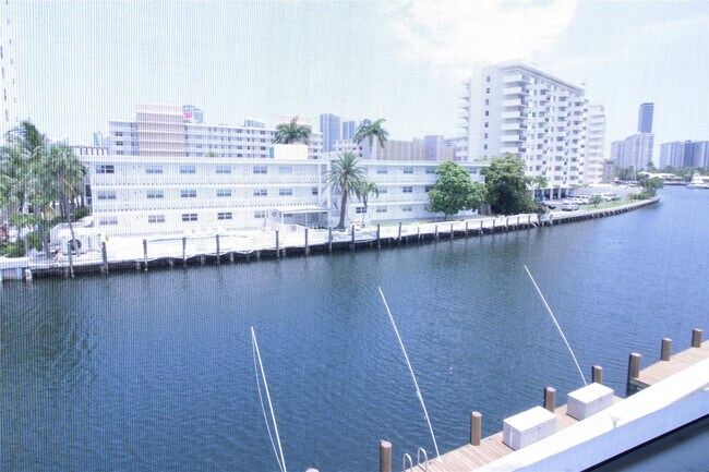 Building Photo - 440 Paradise Isle Blvd