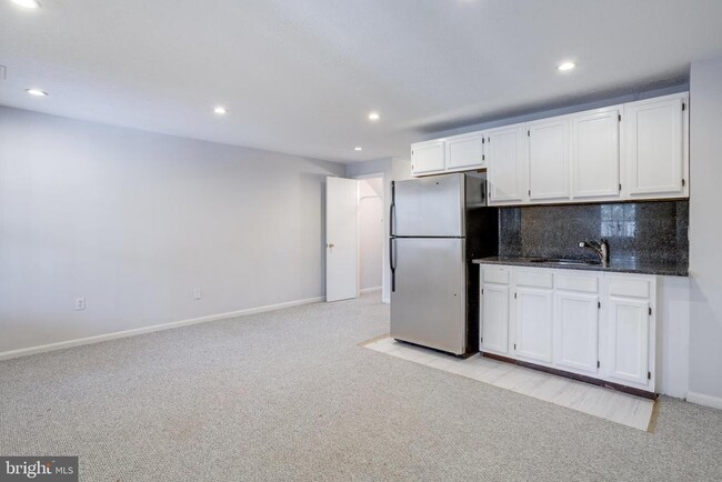 Building Photo - 5809 Waterdale Ct