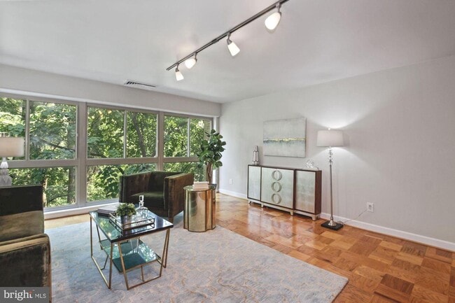 Building Photo - Beautiful 1BR/1BA in Downtown Bethesda. Al...