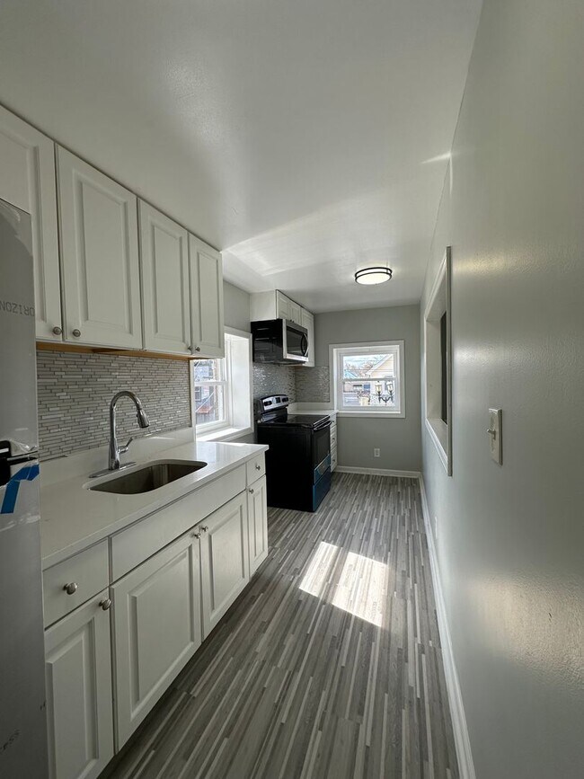 Interior Photo - 380 Somerset St