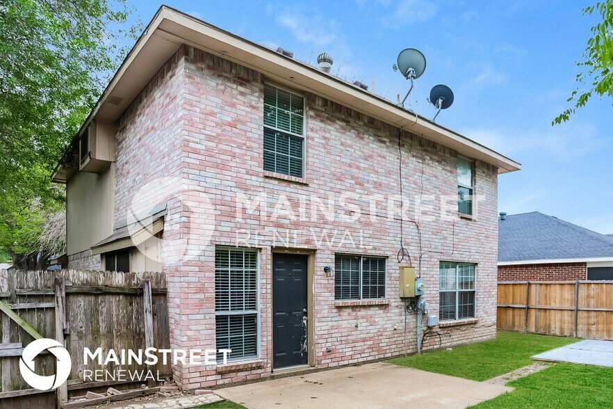 Building Photo - 2425 Bennington Dr