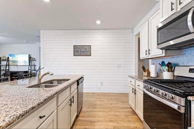 Building Photo - 979 Laurens Mill Dr