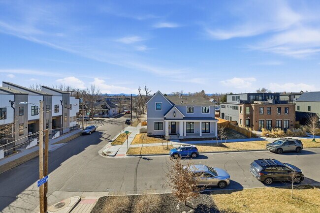 Building Photo - $5,740.95, $300 off the first month's rent, 4 Beds - 5 Bath, Townhouse in Denver with Office!