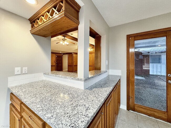 Building Photo - 3 br, 3.5 bath House - 4807 Country Club Vw