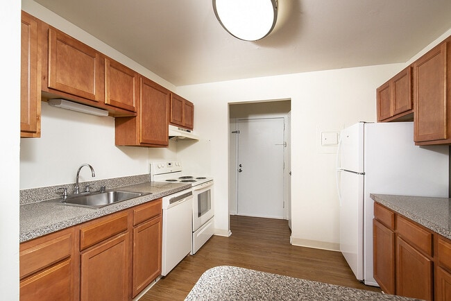 Kitchen - Fairway Park Apartments & Townhomes
