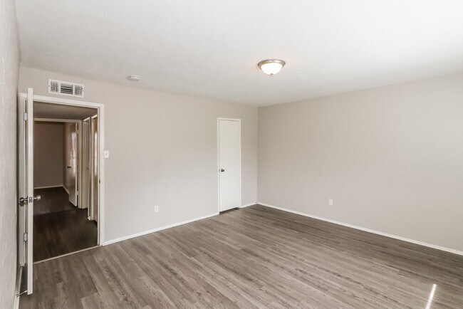 Building Photo - 5011 Ridge Manor Dr