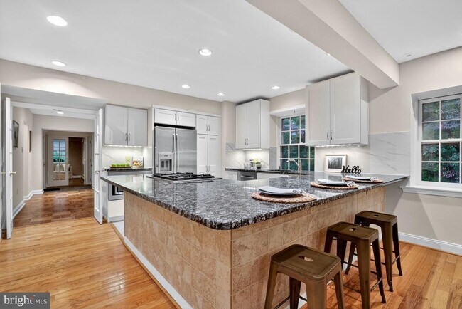 Building Photo - 829 Bryn Mawr Ave