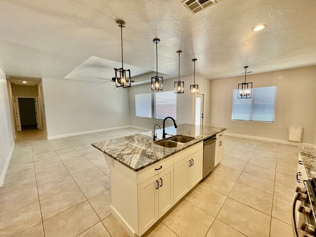 Building Photo - Beautiful Pet-Friendly 4-BR Home in Hurricane