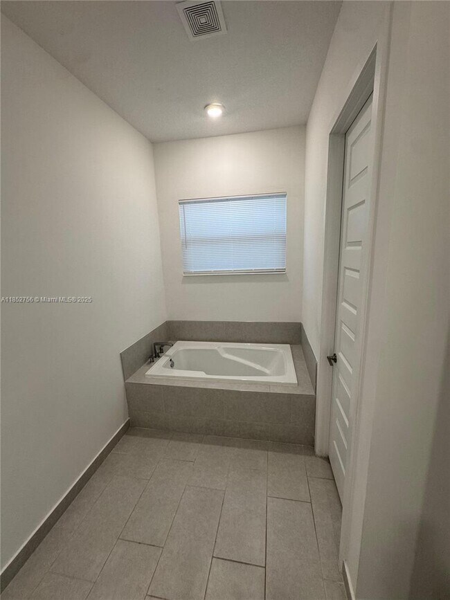 Building Photo - 4398 SW 173rd Ave