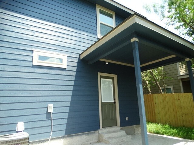 Building Photo - 7010 Lakeview Dr.