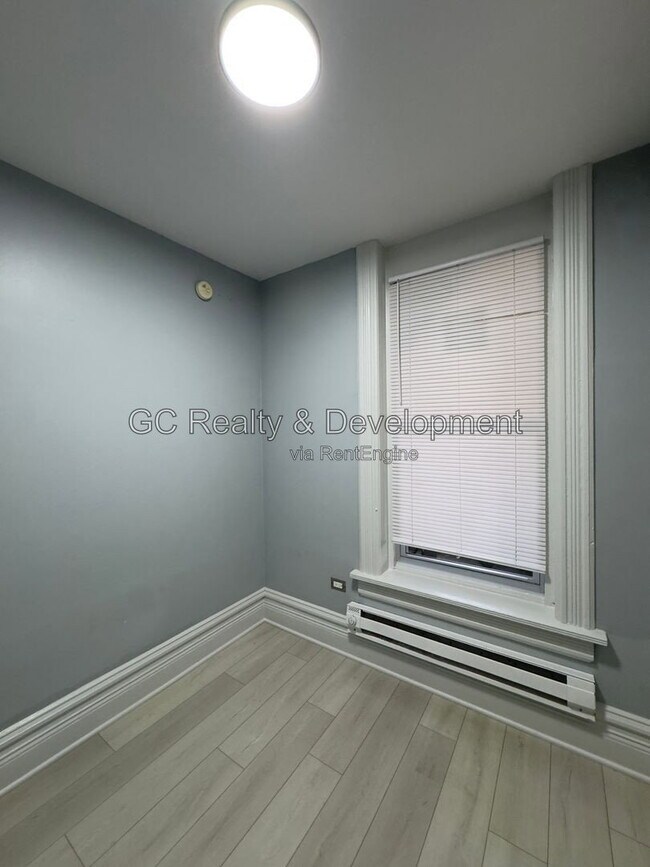 Building Photo - 2307 S Leavitt St