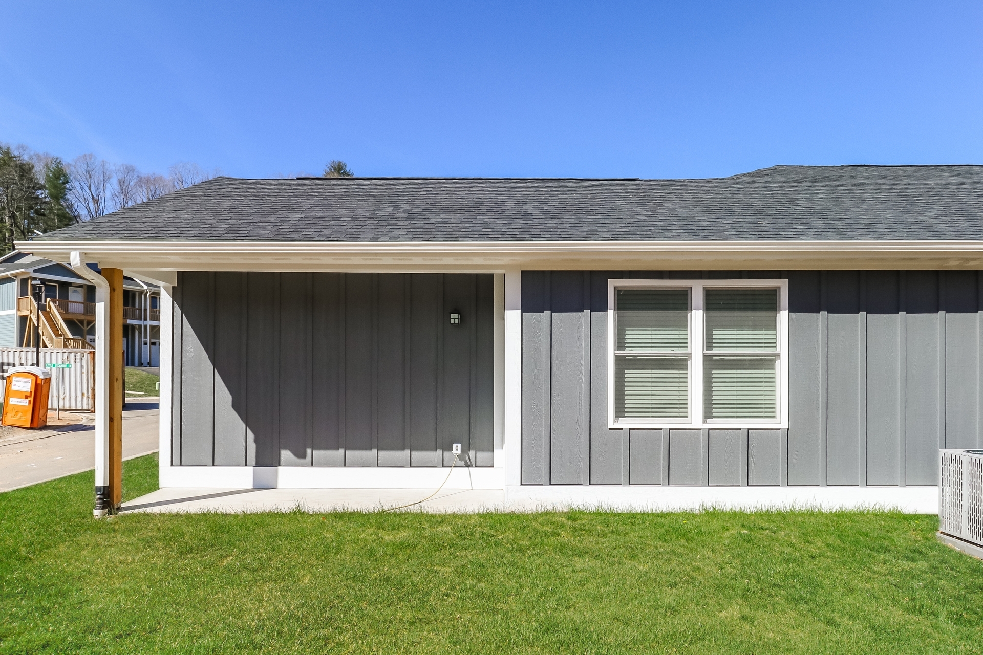 Building Photo - 435 Little Sycamore Ln