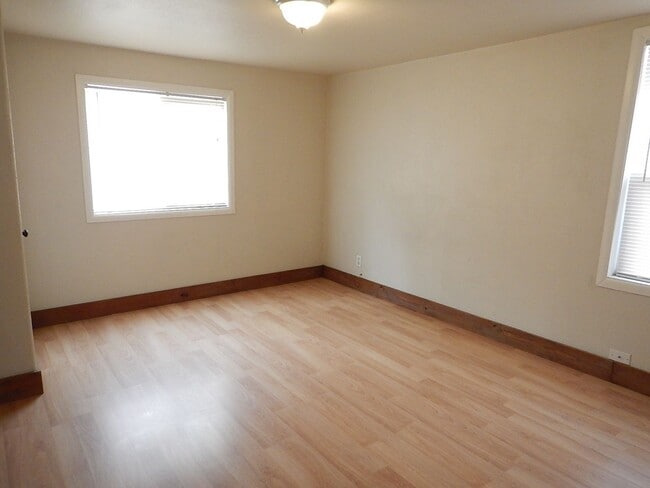 Building Photo - 2 Bedroom Home with Large Yard - Available...
