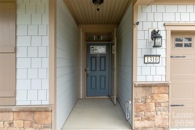 Building Photo - 1310 Middlecrest Dr NW