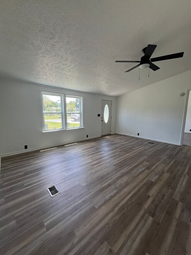 Building Photo - 3/2/1 on over 1/2 Acre