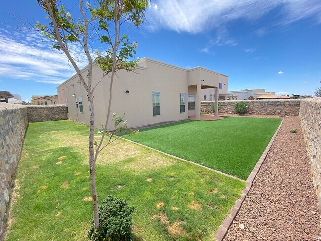 Building Photo - East El Paso 4bed/3bath Refrig A/C