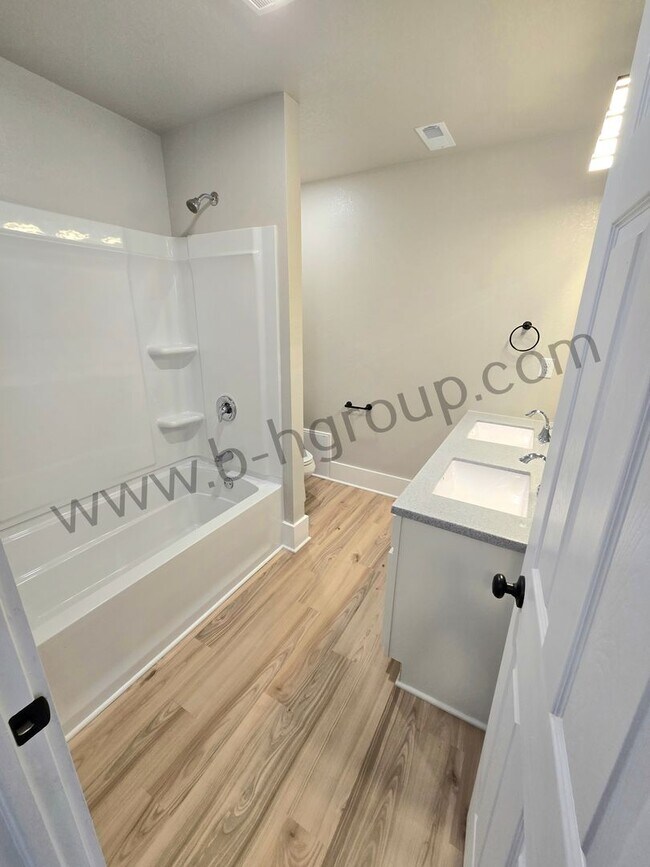 Building Photo - 715 57th St